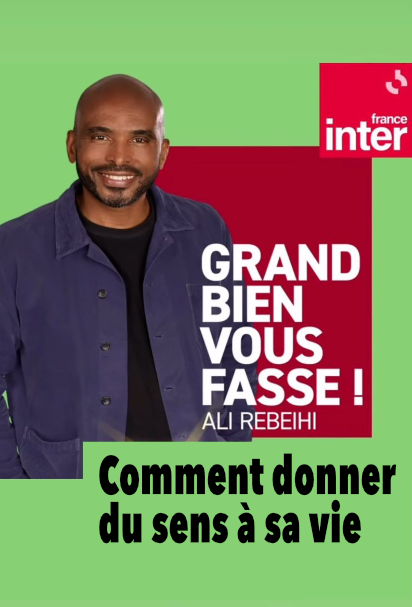 ffiche sur fond vert de l'émission de radio "Grand bien vous fasse !" d'Ali Rebeihi sur France inter. À gauche, Ali Rebeihi souriant, portant une veste bleu foncé. À droite, un encadré rouge avec le logo de France Inter et le texte “GRAND BIEN VOUS FASSE ! ALI REBEIHI”. En bas de l’image, en noir, la phrase “Comment donner du sens à sa vie”, thème de l'émission. »