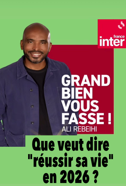 Affiche sur fond vert de l'émission de radio "Grand bien vous fasse !" d'Ali Rebeihi sur France inter. À gauche, Ali Rebeihi souriant, portant une veste bleu foncé. À droite, un encadré rouge avec le logo de France Inter et le texte “GRAND BIEN VOUS FASSE ! ALI REBEIHI”. En bas de l’image, en noir, la phrase “Que veut dire "réussir sa vie” en 2026?", thème de l'émission. »
