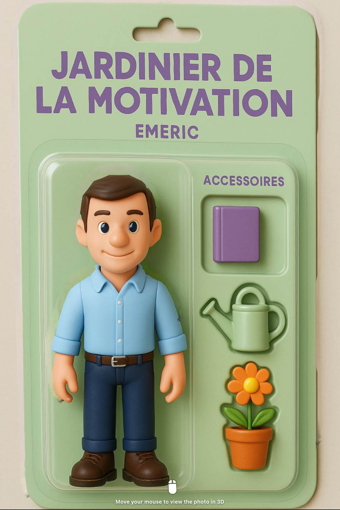 Starter Pack d'Emeric Languérand : Image d’un jouet fictif présenté sous blister, intitulé « Jardinier de la motivation – Emeric » (écrit en majsucule en violet). Le personnage est un homme souriant en chemise bleue et pantalon foncé. Trois accessoires l’accompagnent : un livre violet, un arrosoir vert clair et un pot de fleur avec une une smarguerite aux pétales oranges.