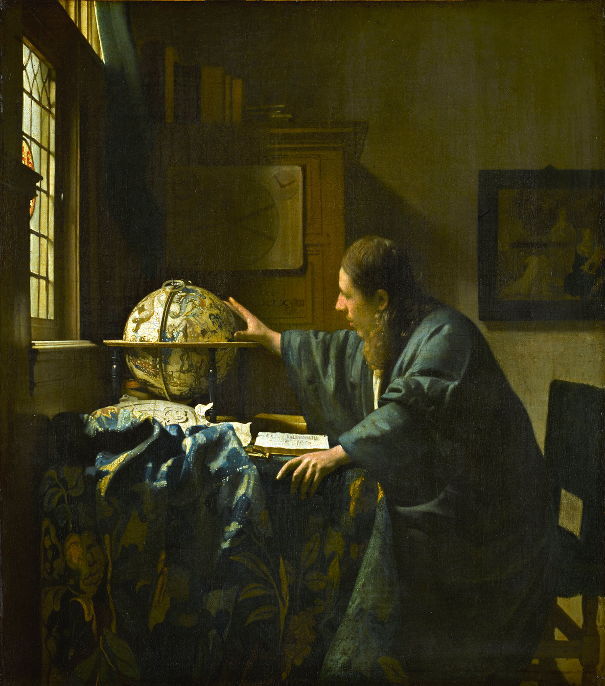 « L’Astronome », huile sur toile de Johannes Vermeer, représente un homme absorbé dans l’étude d’un globe céleste, installé dans une pièce éclairée par la lumière douce provenant d’une fenêtre à gauche. L’homme, vêtu d’une ample robe d’intérieur bleue, se penche vers le globe placé sur une table recouverte d’un tissu bleu avec des motifs végétaux. Sa main droite touche le globe comme s’il cherchait un point précis, tandis que la gauche repose sur un livre ouvert, probablement un traité scientifique. À l’arrière-plan, on voit un meuble, d’autres ouvrages et un tableau encadré, renforçant l’atmosphère d’étude et de réflexion. L’œuvre incarne la fascination du 17ᵉ siècle pour les sciences et la découverte du monde.